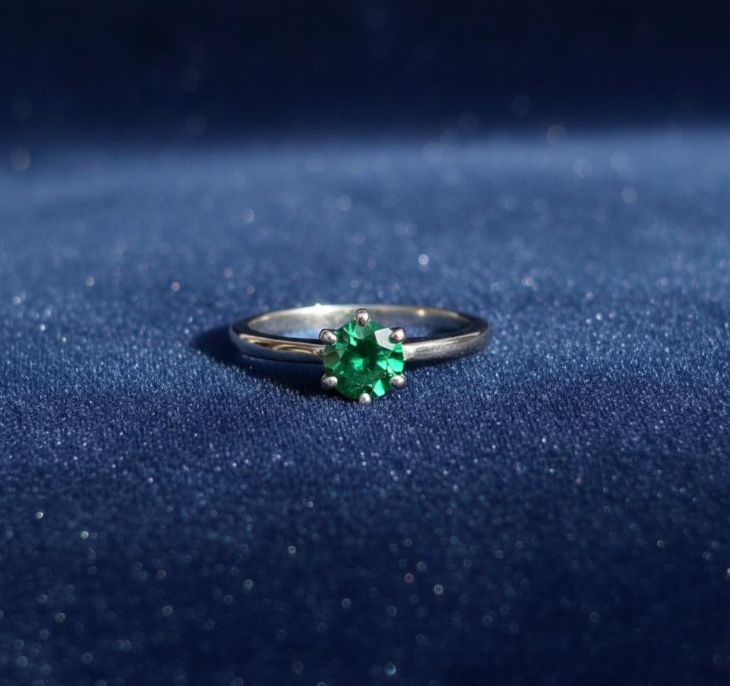 Emerald Sterling Silver Ring, Round Cut Gemstone, Prong Setting (3mm)